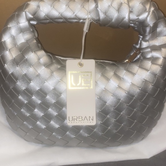 Urban Expressions Woman Tracy Woven Clutch silver new with tags - Picture 6 of 6